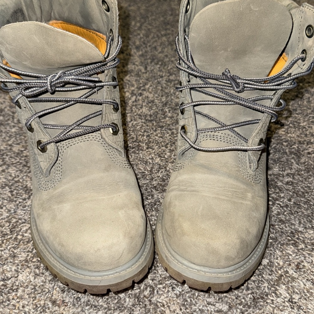 Woman’s 7.5 Timberland Gray Leather Boots - Picture 5 of 9